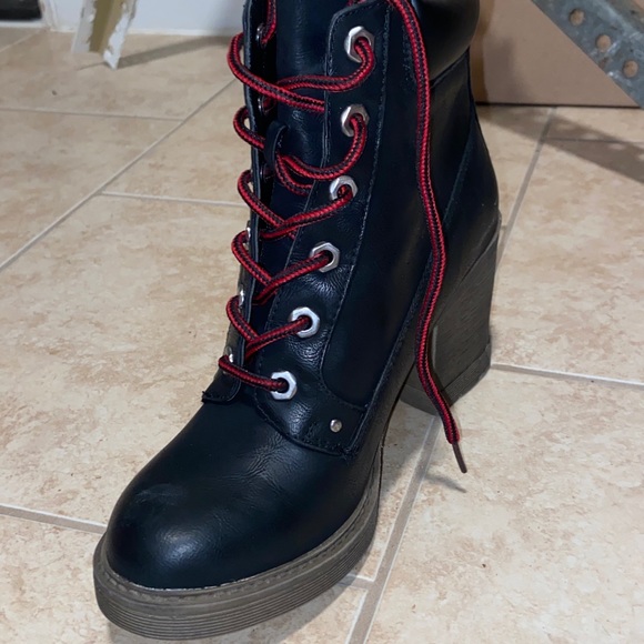 1 pair of trendy boots. Perfect for all weather. - Picture 4 of 4